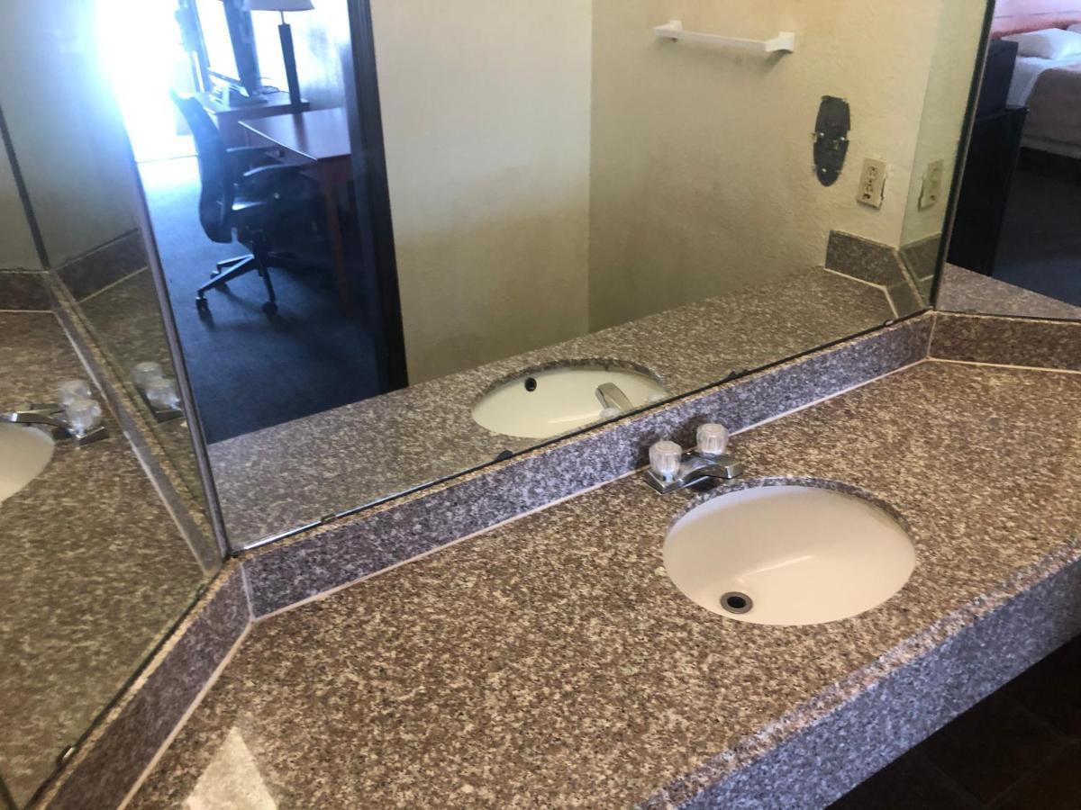Airport Inn And Suites Tulsa Zewnętrze zdjęcie